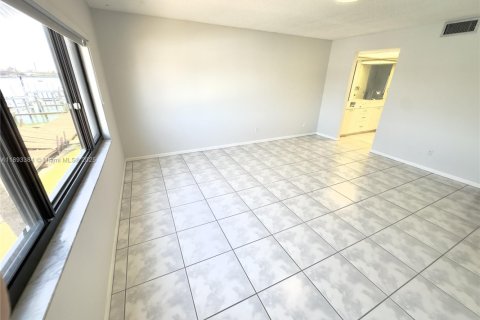 Condo in Saint Petersburg, Florida, 2 bedrooms № 1945829 - photo 10