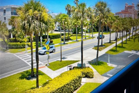 Condo in Saint Petersburg, Florida, 2 bedrooms № 1945829 - photo 19