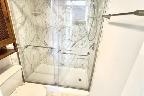 Condo in Saint Petersburg, Florida, 2 bedrooms № 1945829 - photo 9