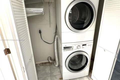 Condo in Saint Petersburg, Florida, 2 bedrooms № 1945829 - photo 14