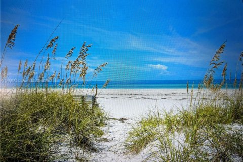 Condo in Saint Petersburg, Florida, 2 bedrooms № 1945829 - photo 25