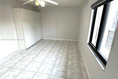 Condo in Saint Petersburg, Florida, 2 bedrooms № 1945829 - photo 12