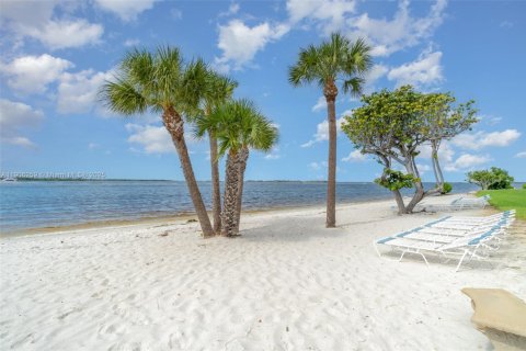 Condo in Fort Myers, Florida, 2 bedrooms № 2082006 - photo 9