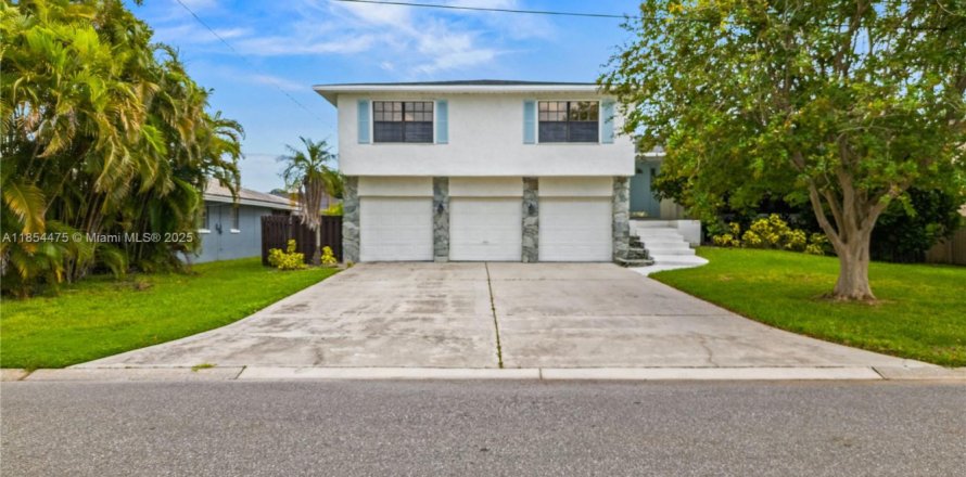 Casa en Largo, Florida 5 dormitorios, 270.25 m2 № 1872252