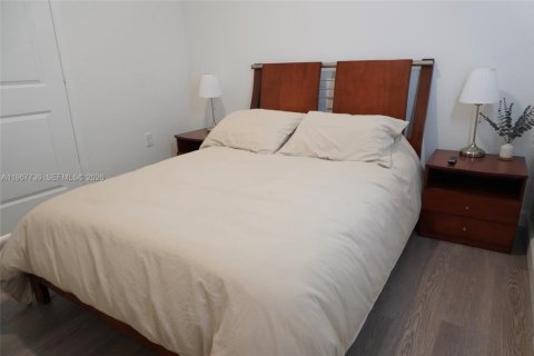 House in Miami, Florida 3 bedrooms, 129.41 sq.m. № 2030967 - photo 15