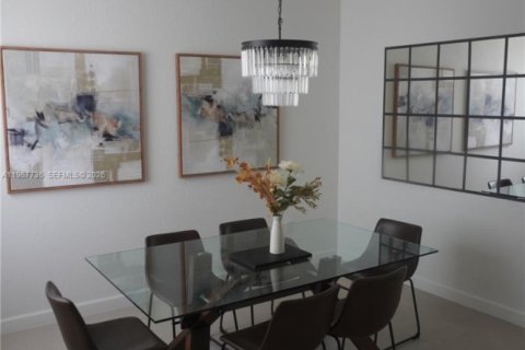 House in Miami, Florida 3 bedrooms, 129.41 sq.m. № 2030967 - photo 3