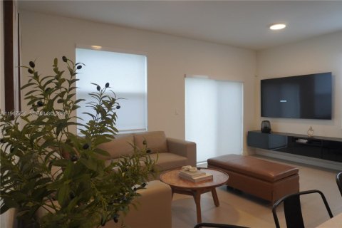 House in Miami, Florida 3 bedrooms, 129.41 sq.m. № 2030967 - photo 8