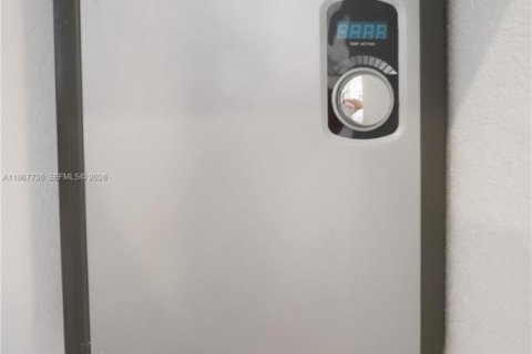 House in Miami, Florida 3 bedrooms, 129.41 sq.m. № 2030967 - photo 12