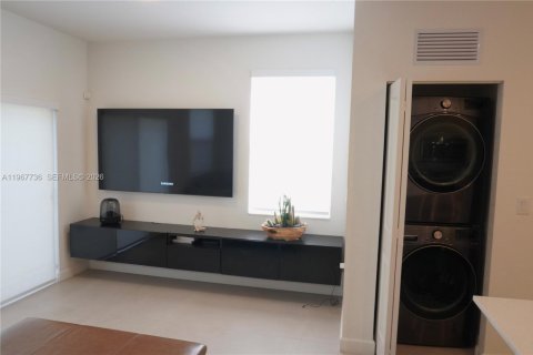 House in Miami, Florida 3 bedrooms, 129.41 sq.m. № 2030967 - photo 10