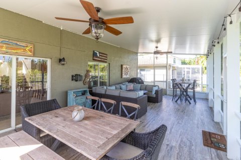 Villa ou maison à louer à Stuart, Floride: 4 chambres, 195.84 m2 № 1208855 - photo 1