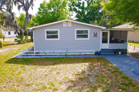 House in Auburndale, Florida 3 bedrooms, 107.02 sq.m. № 1612722 - photo 1