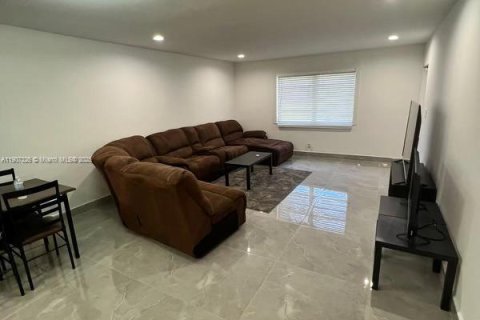 Снять в аренду квартиру в Дания-Бич, Флорида 2 спальни, 98.48м2, № 1963659 - фото 2