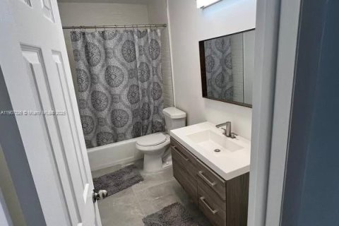 Снять в аренду квартиру в Дания-Бич, Флорида 2 спальни, 98.48м2, № 1963659 - фото 3