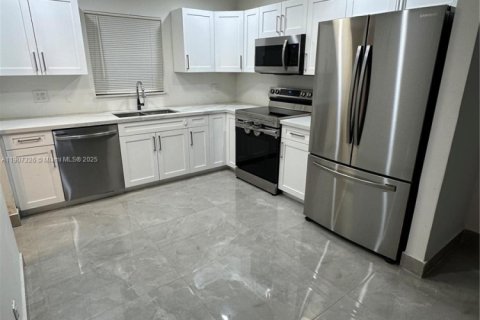 Снять в аренду квартиру в Дания-Бич, Флорида 2 спальни, 98.48м2, № 1963659 - фото 1