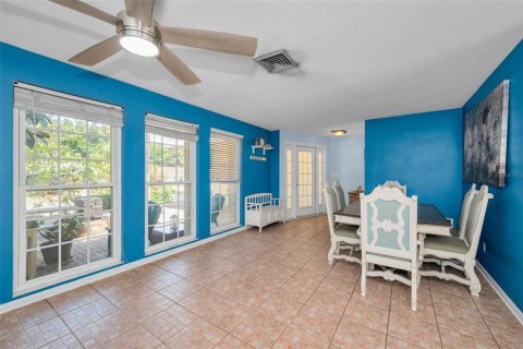 House in Palm Harbor, Florida 3 bedrooms, 183.57 sq.m. № 2102189 - photo 8