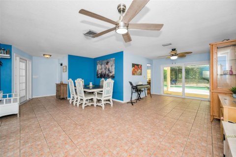 House in Palm Harbor, Florida 3 bedrooms, 183.57 sq.m. № 2102189 - photo 10