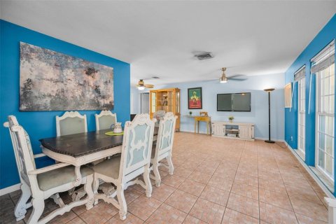 House in Palm Harbor, Florida 3 bedrooms, 183.57 sq.m. № 2102189 - photo 9