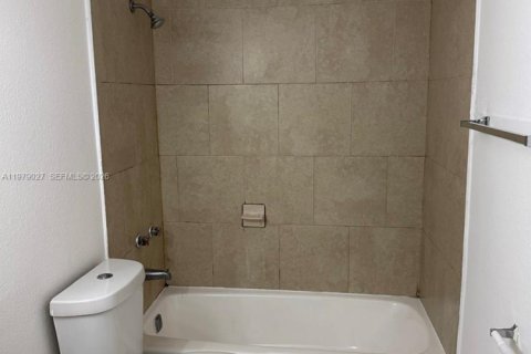 Condo in Hialeah, Florida, 2 bedrooms  № 2044716 - photo 5