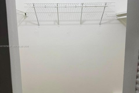 Condo in Hialeah, Florida, 2 bedrooms  № 2044716 - photo 8