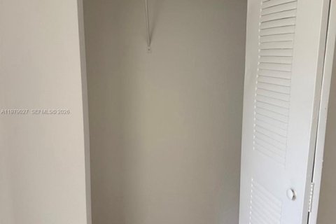 Condo in Hialeah, Florida, 2 bedrooms  № 2044716 - photo 7