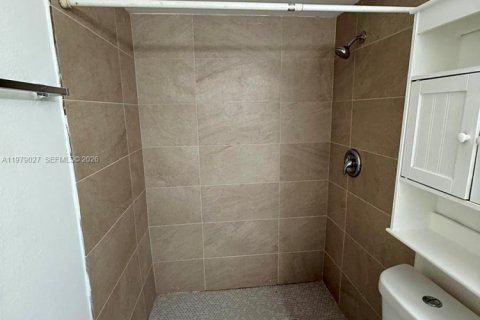 Condo in Hialeah, Florida, 2 bedrooms  № 2044716 - photo 9