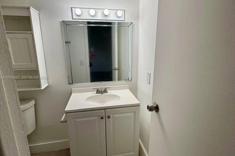 Condo in Hialeah, Florida, 2 bedrooms  № 2044716 - photo 10