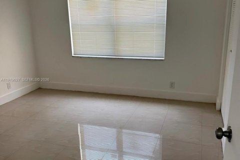 Condo in Hialeah, Florida, 2 bedrooms  № 2044716 - photo 4