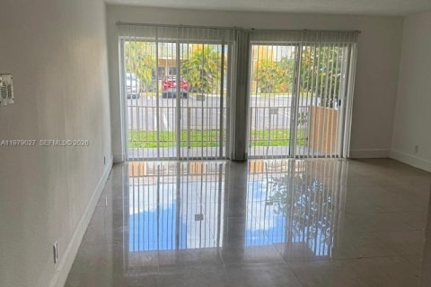 Condo in Hialeah, Florida, 2 bedrooms  № 2044716 - photo 2