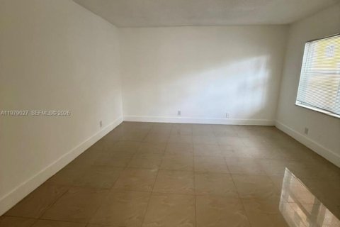Condo in Hialeah, Florida, 2 bedrooms  № 2044716 - photo 11