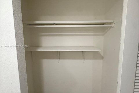 Condo in Hialeah, Florida, 2 bedrooms  № 2044716 - photo 12