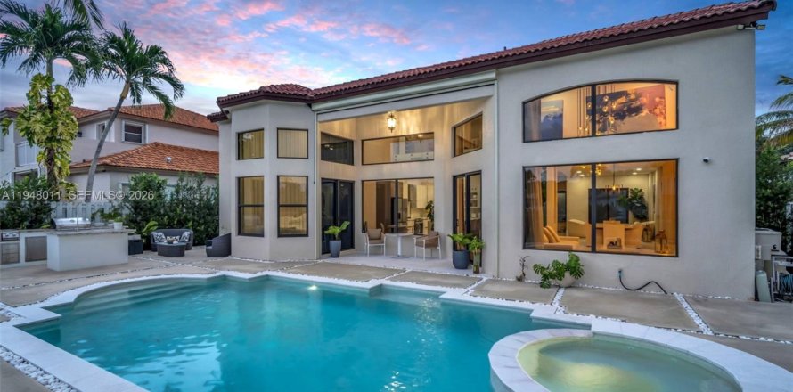 House in Miramar, Florida 5 bedrooms, 305.18 sq.m. № 2004068