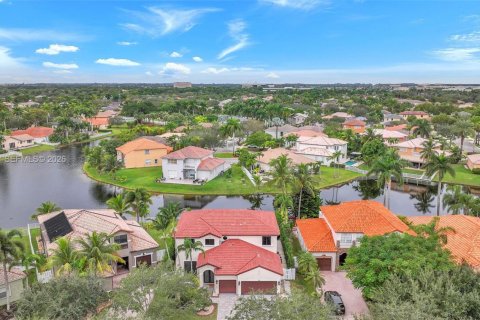 House in Miramar, Florida 5 bedrooms, 305.18 sq.m. № 2004068 - photo 9