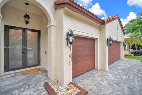 House in Miramar, Florida 5 bedrooms, 305.18 sq.m. № 2004068 - photo 11