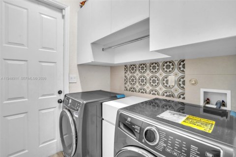 House in Miramar, Florida 5 bedrooms, 305.18 sq.m. № 2004068 - photo 30