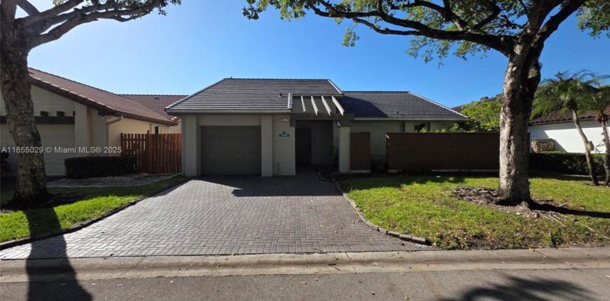 House in Weston, Florida 2 bedrooms, 123.1 sq.m. № 1872621