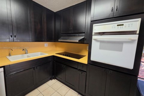 House in Weston, Florida 2 bedrooms, 123.1 sq.m. № 1872621 - photo 14