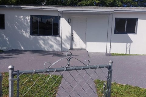 House in Miami Gardens, Florida 3 bedrooms, 120.96 sq.m. № 1864787 - photo 1