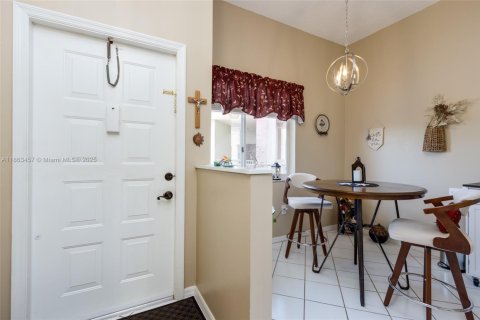 Condo in Tamarac, Florida, 2 bedrooms  № 1891689 - photo 3
