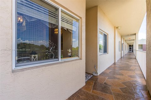 Condo in Tamarac, Florida, 2 bedrooms  № 1891689 - photo 2