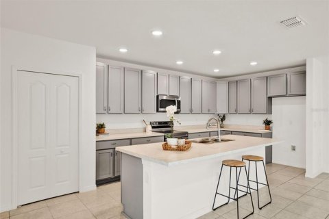 House in Haines City, Florida 4 bedrooms, 202.71 sq.m. № 1824037 - photo 5