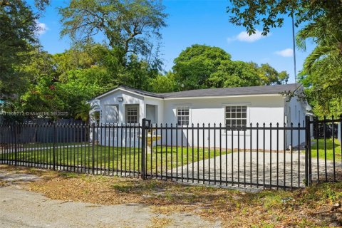 House in Miami, Florida 4 bedrooms, 189.99 sq.m. № 1965216 - photo 4