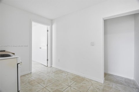 House in Miami, Florida 4 bedrooms, 189.99 sq.m. № 1965216 - photo 21