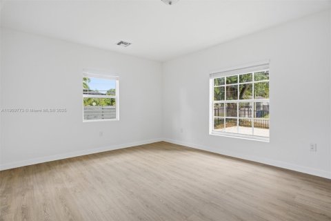 House in Miami, Florida 4 bedrooms, 189.99 sq.m. № 1965216 - photo 16