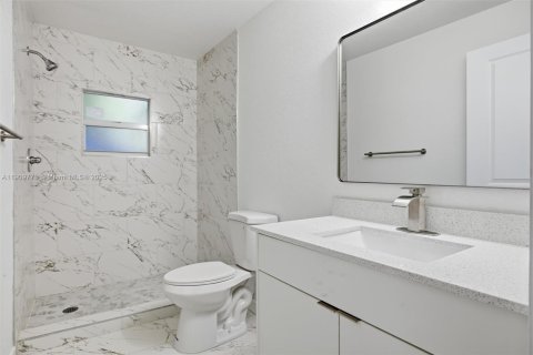 House in Miami, Florida 4 bedrooms, 189.99 sq.m. № 1965216 - photo 15
