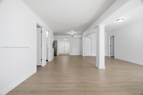 House in Miami, Florida 4 bedrooms, 189.99 sq.m. № 1965216 - photo 6