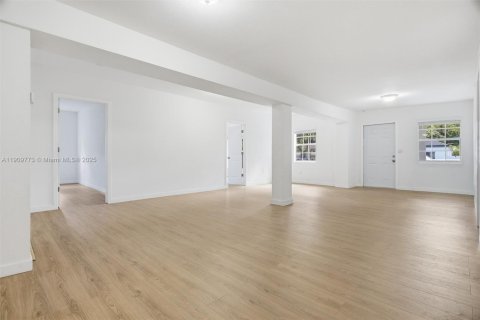 House in Miami, Florida 4 bedrooms, 189.99 sq.m. № 1965216 - photo 9