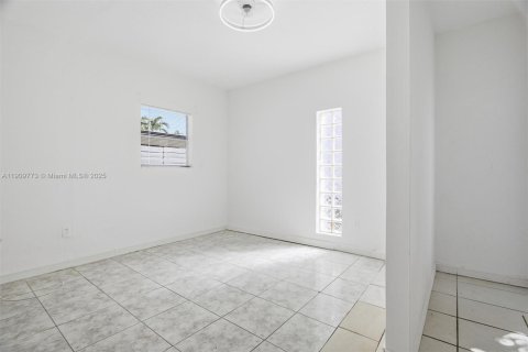 House in Miami, Florida 4 bedrooms, 189.99 sq.m. № 1965216 - photo 28