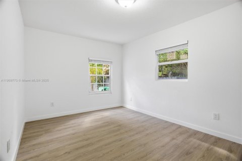 House in Miami, Florida 4 bedrooms, 189.99 sq.m. № 1965216 - photo 13