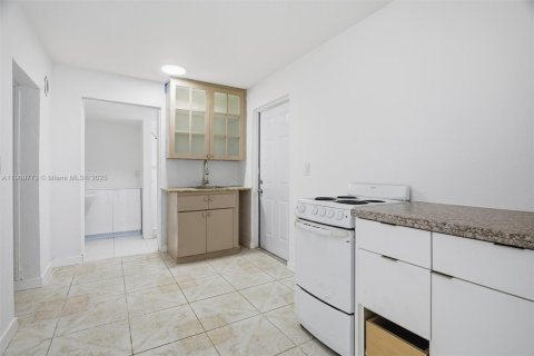 House in Miami, Florida 4 bedrooms, 189.99 sq.m. № 1965216 - photo 22