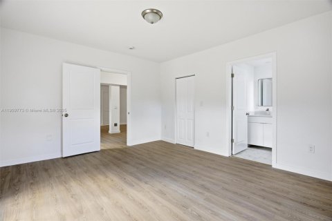 House in Miami, Florida 4 bedrooms, 189.99 sq.m. № 1965216 - photo 17